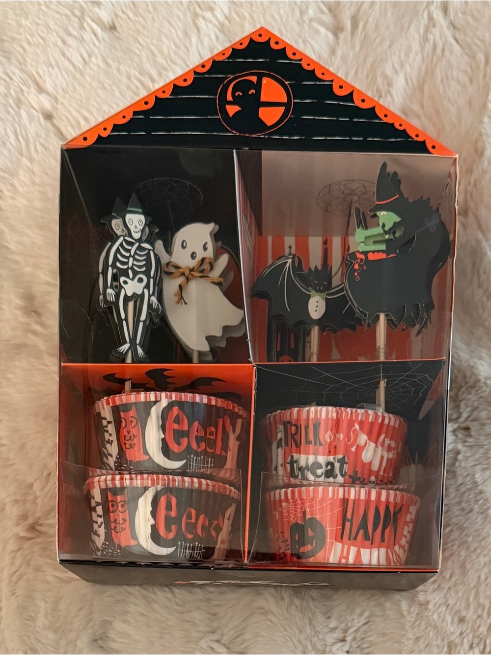 New in box Meri Meri Happy Halloween Cupcake
Kit 48 Liners 24 Toppers
